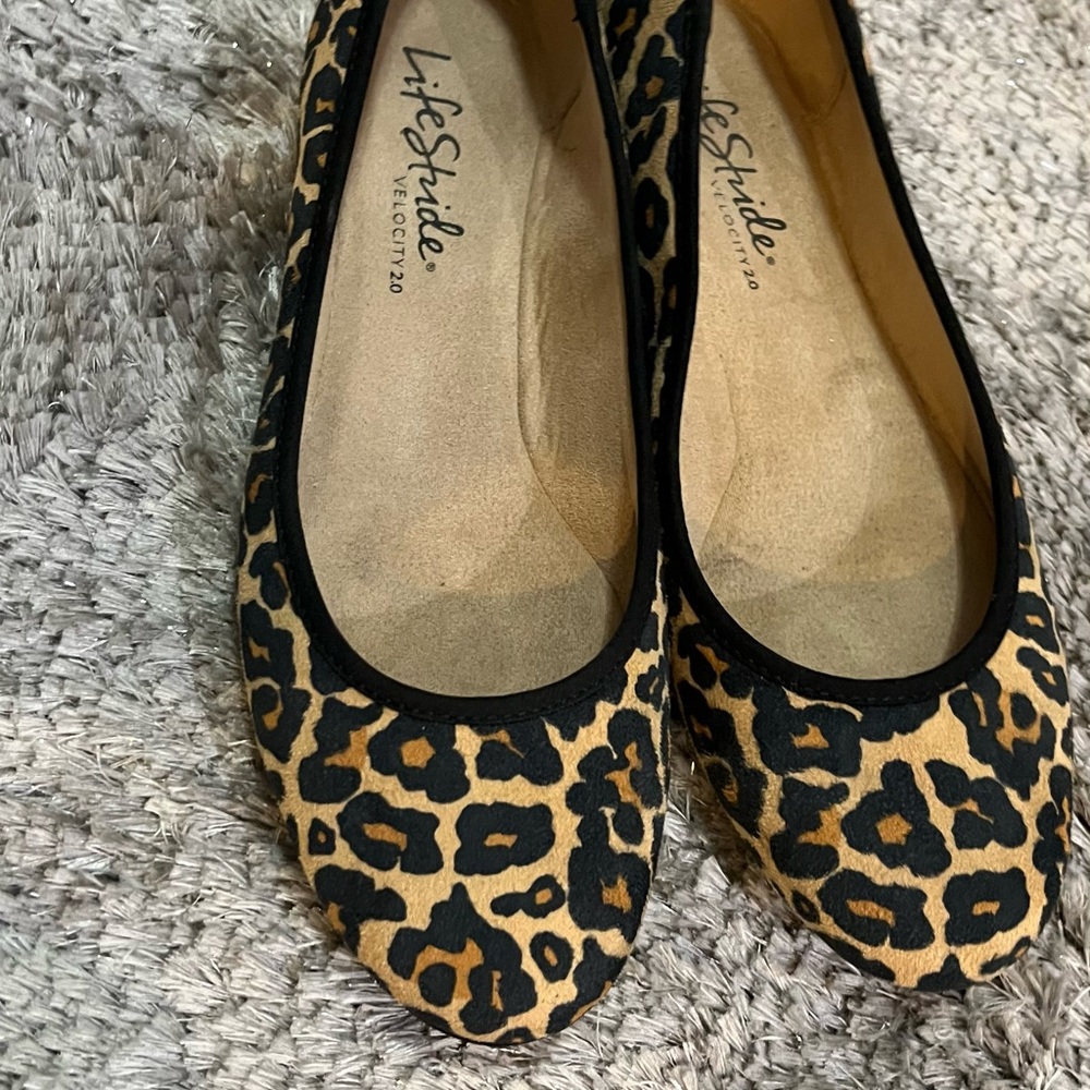 SZ 9M WOMEN'S Life Stride Leopard Print Flats